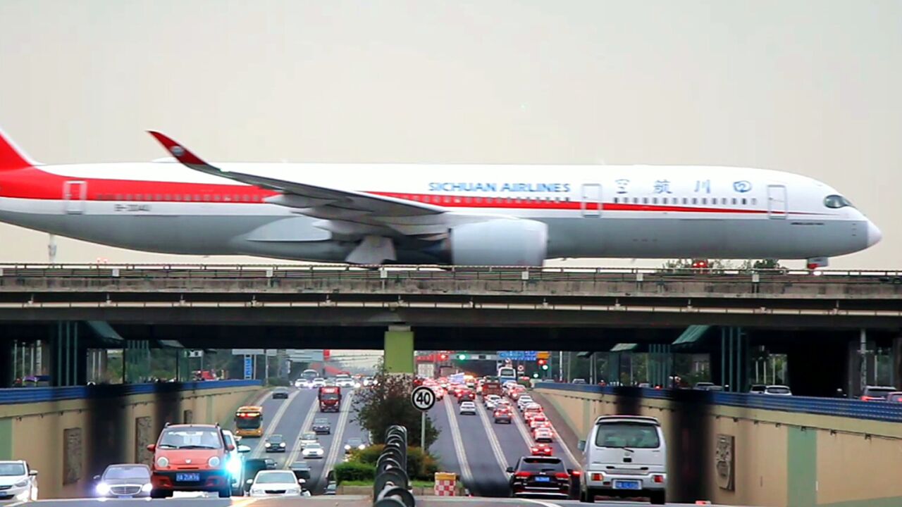 成都雙流機場網紅下穿橋,橋下開車橋上開飛機,飛機像在高速上跑