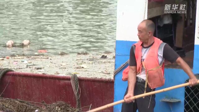 三峡库区水位上涨 清漂人员加强打捞力保水清岸洁