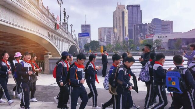 一对新人在外滩拍摄婚纱照,路过的小学生齐喊“新婚快乐”