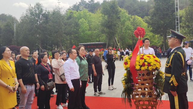 湖南韶山北京邓董事长率公司全体员工向毛主席铜像敬献花篮仪式