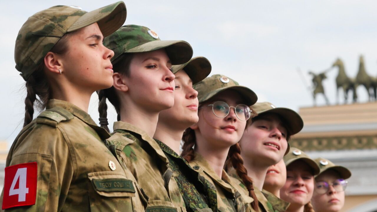 乌拉!俄罗斯胜利日阅兵首次彩排曝光:女兵方阵步伐整齐飒爽英姿_高清1080P在线观看平台_腾讯视频