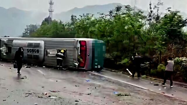 重庆境内一辆大客车侧翻致20伤,运输公司称主因是雨天路滑