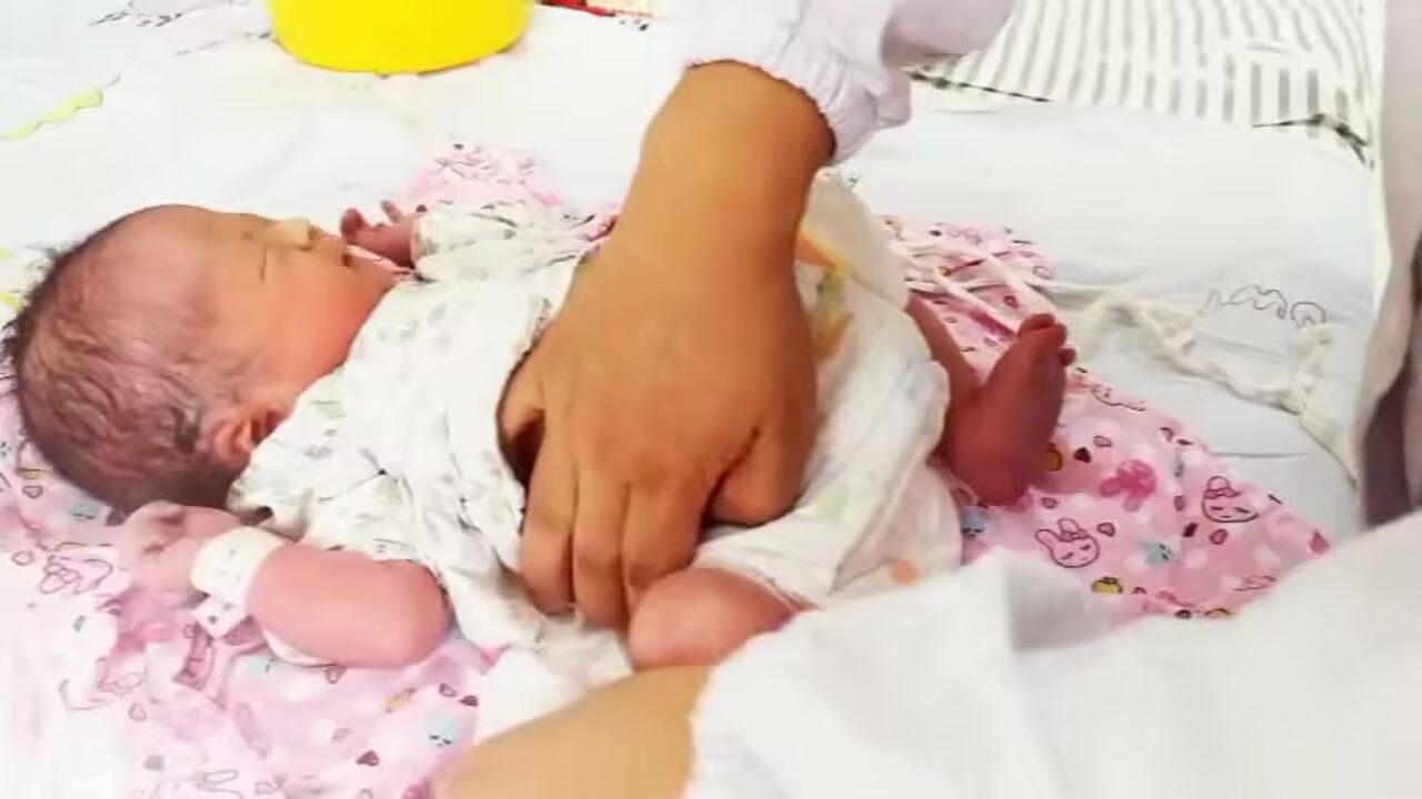 新生儿更换尿布湿_高清