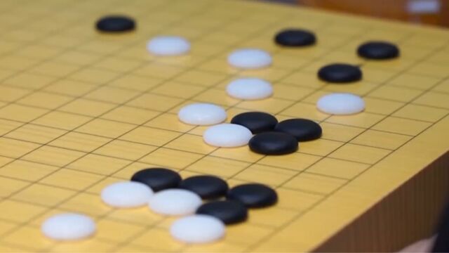 女子围棋世界冠军争霸赛周泓余旗开得胜