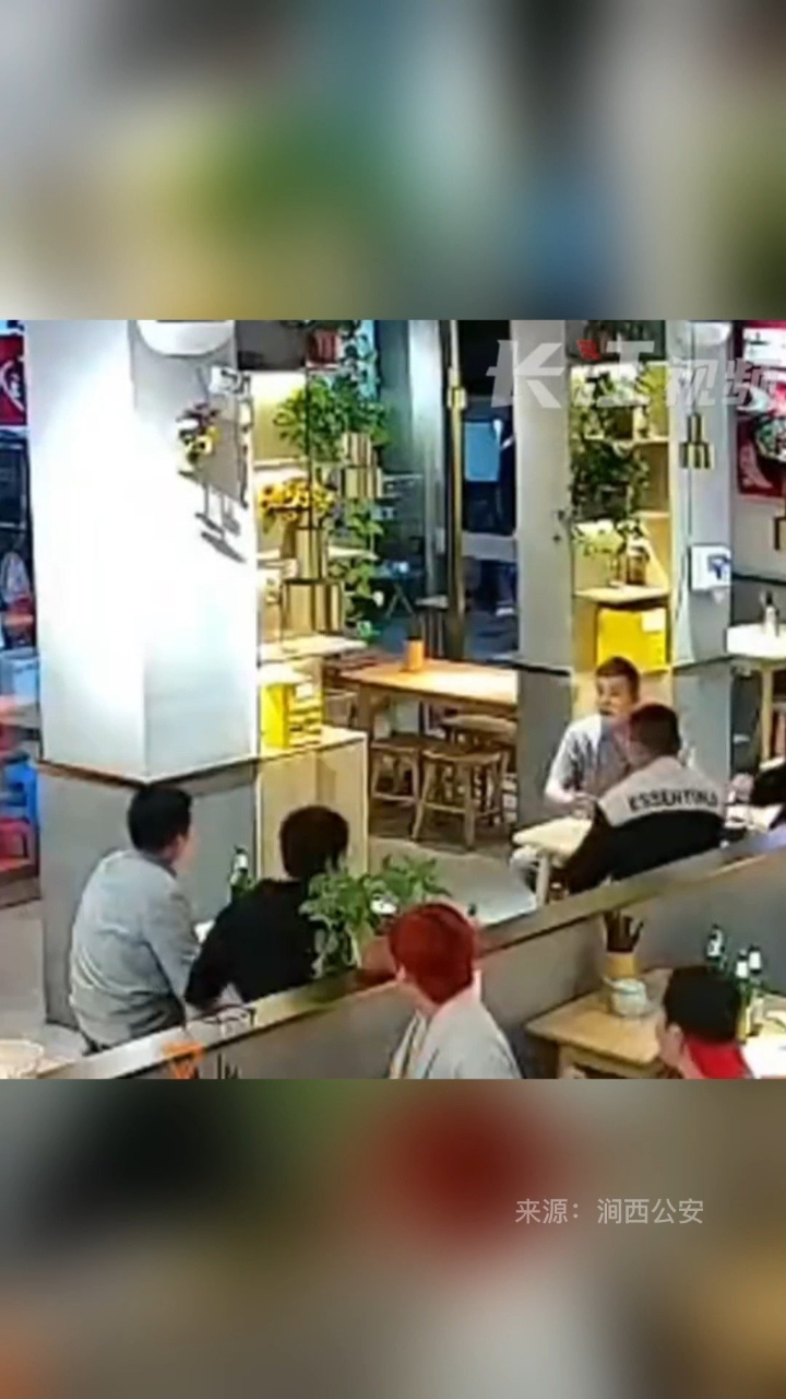 5月8日,洛阳一民警吃饭遇顾客吵架,关键时刻他露出警服,瞬间"止战"!