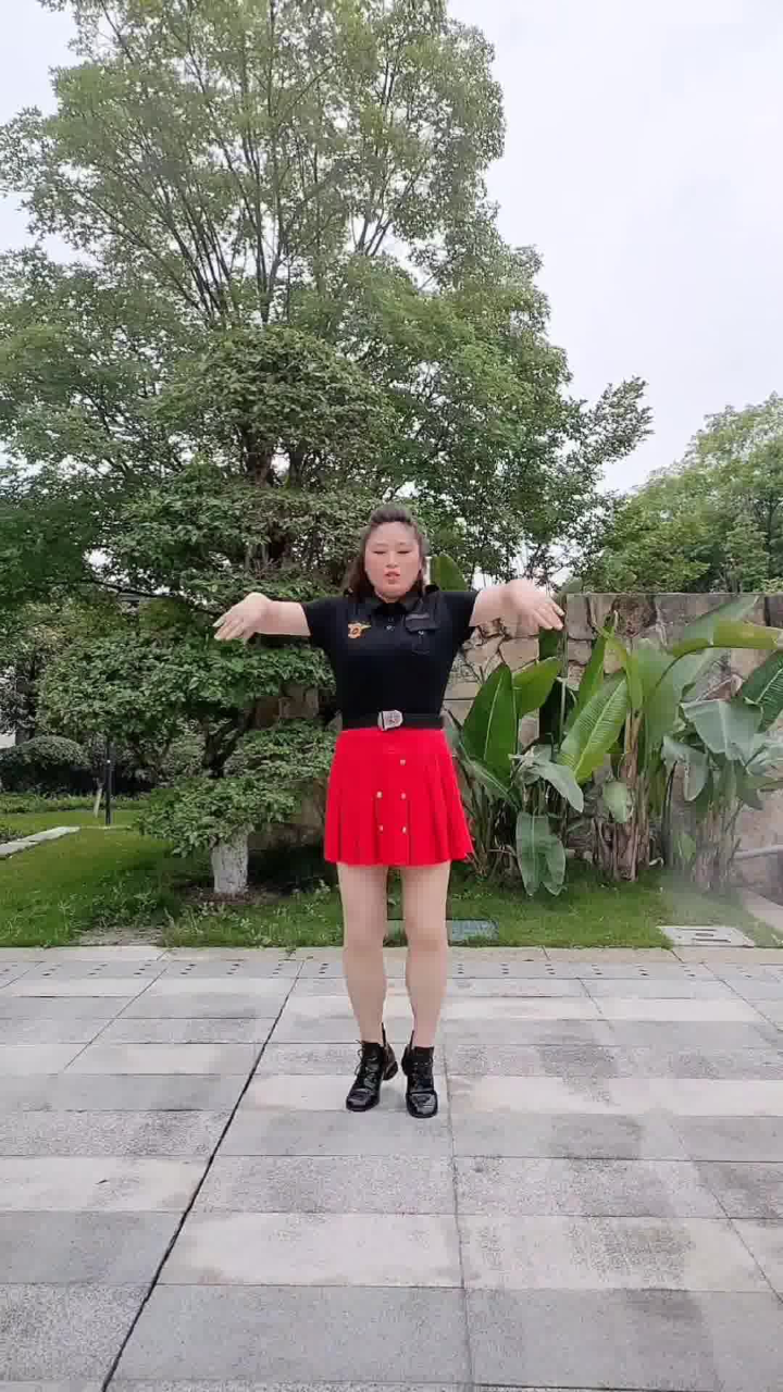 第一个动作脚的站姿是丁字步,动作跟着节奏踩就对了,多练练哈