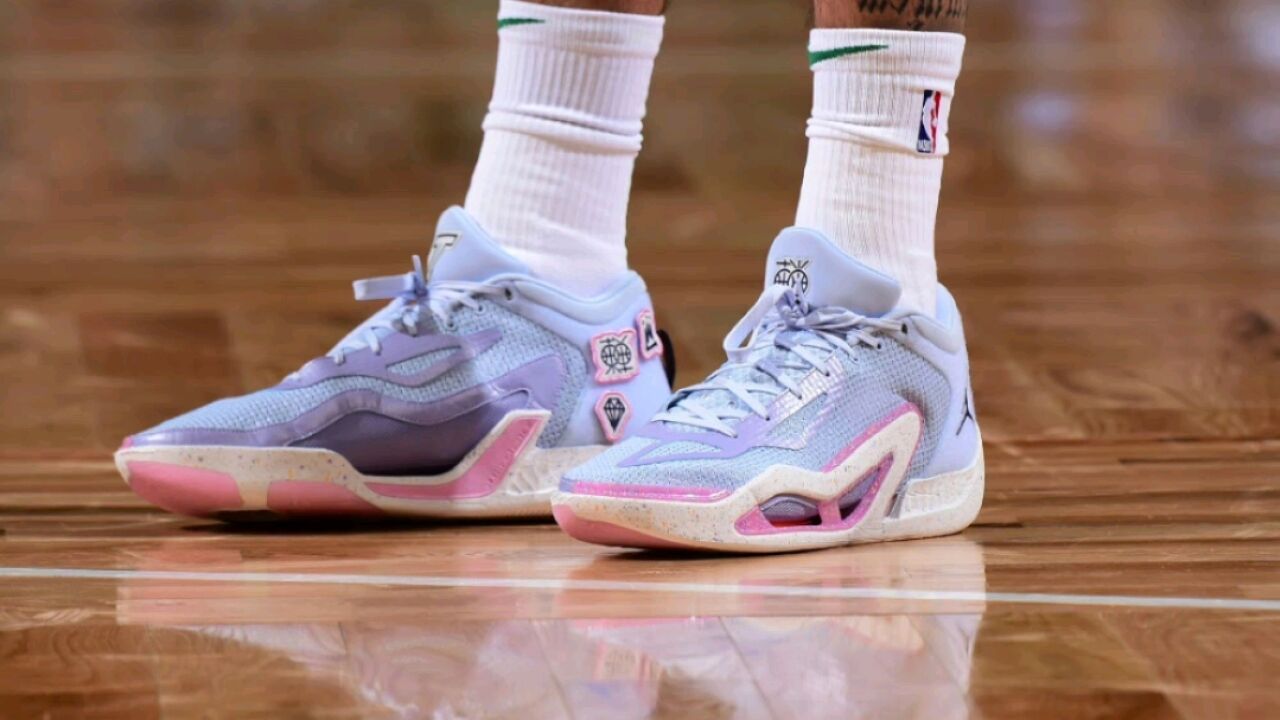 塔图姆穿jt1代新配色,巴特勒上脚jb1继续硬,布朗鞋子很吸睛