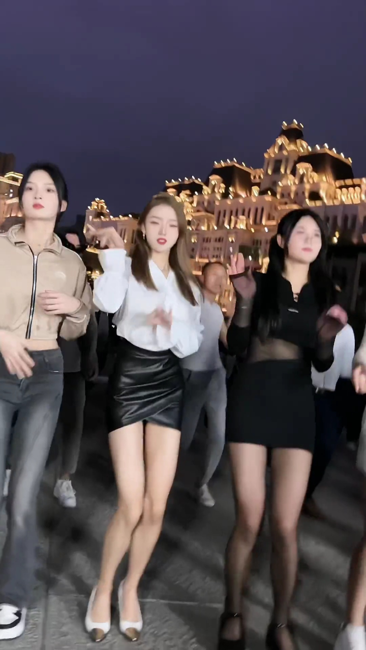 站的太久,都忘了自己在等什么#广场舞#美女#广场舞小姐姐#跳舞的小姐