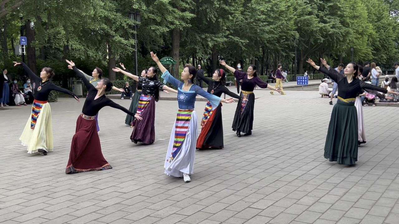 小红老师领舞《次真拉姆》玲珑舞蹈队周末演绎