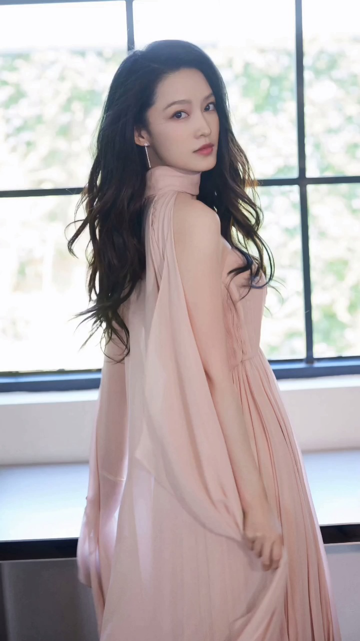 李沁裸粉色轻纱披风长裙,气质狠狠拿捏住,好美腻啊