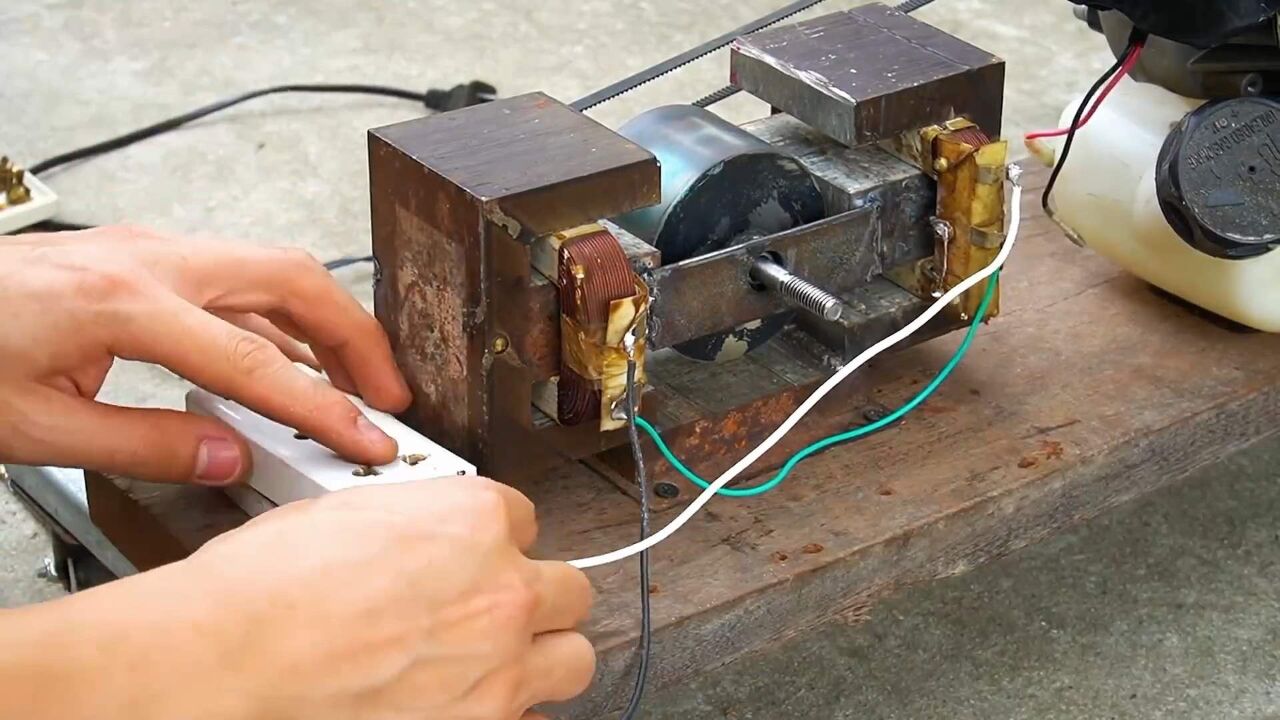 高手在民间,农村小伙用报废的变压器制作发电机,功率可达2000瓦