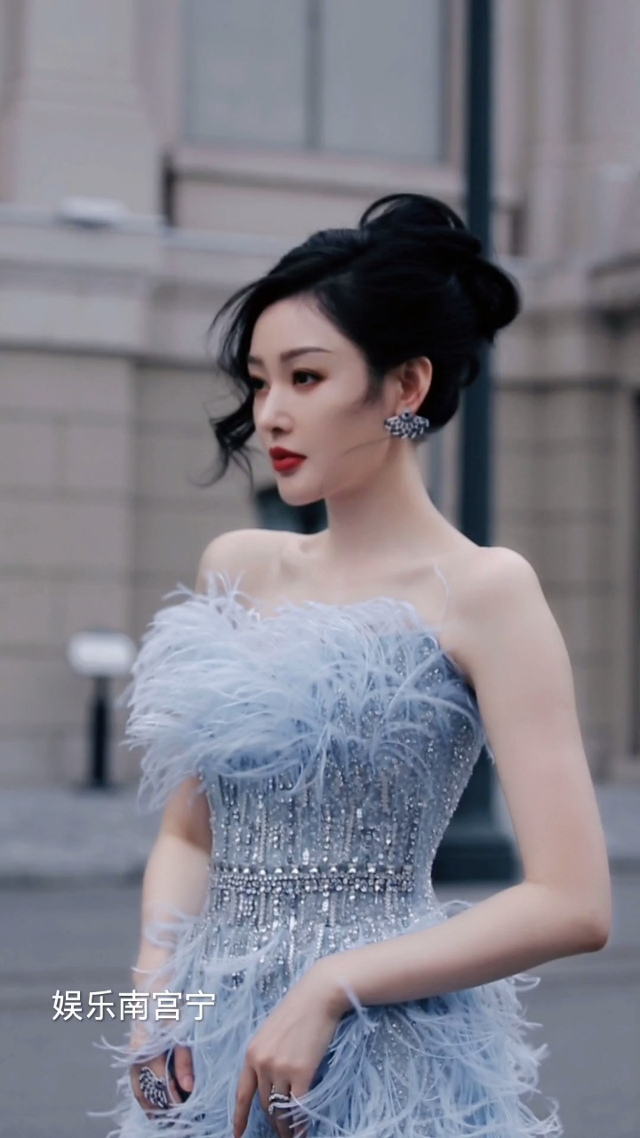 张天爱蓝色羽毛抹胸裙,散发着冷艳御姐的气场,一举一动之间风情万种