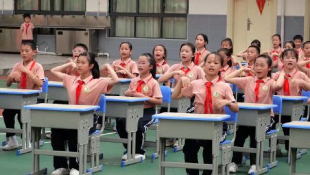 育苗小学 | 与课桌“共舞” 让校园充满活力