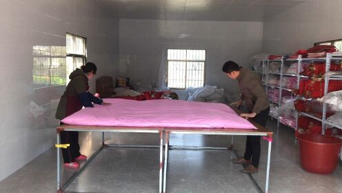 江苏南京的朋友定制一个八斤蚕丝被婚被，最近比较冷，八斤做的多