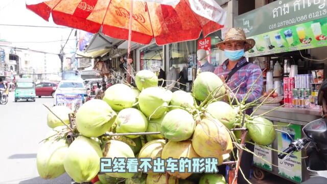 现开的椰汁摊位,大哥开椰子跟开豆腐一样,送来夏日的甘甜