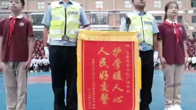 宜昌一学校拍毕业照,来了两名警察……