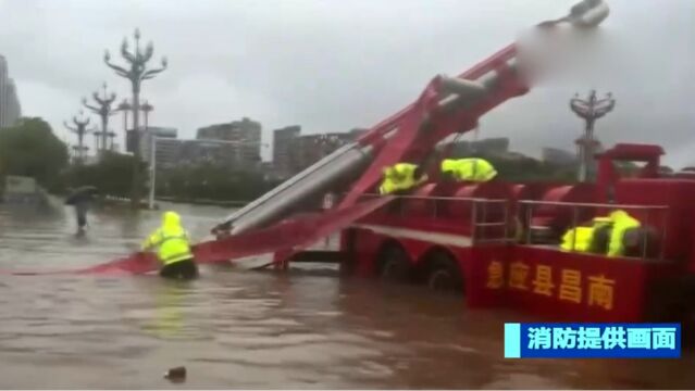 江西南昌:强降雨致道路积水,消防紧急排险