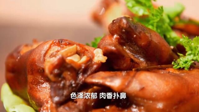 炖煮完成的羊蹄,色泽浓郁肉香扑鼻,香气引人垂涎