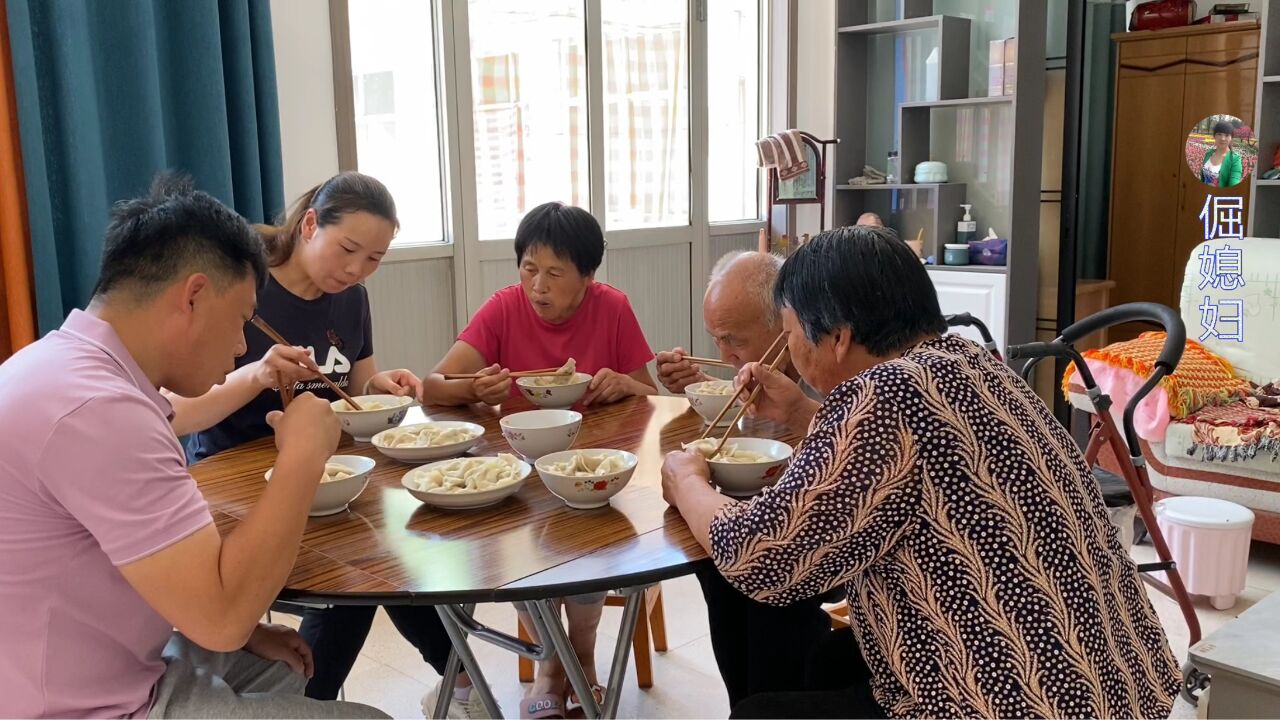 爷爷病情好转,倔媳妇包牛肉大葱饺子,全家围一起边说边吃真开心