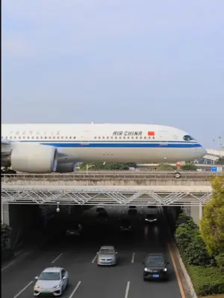白云机场飞机排队过桥的这个机位#机场 #飞机过桥 #广州白云国际机场