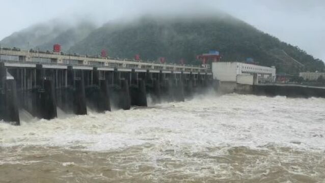 受集中降雨影响,杭州富春江水库今年首次开闸泄洪,17孔已开13孔