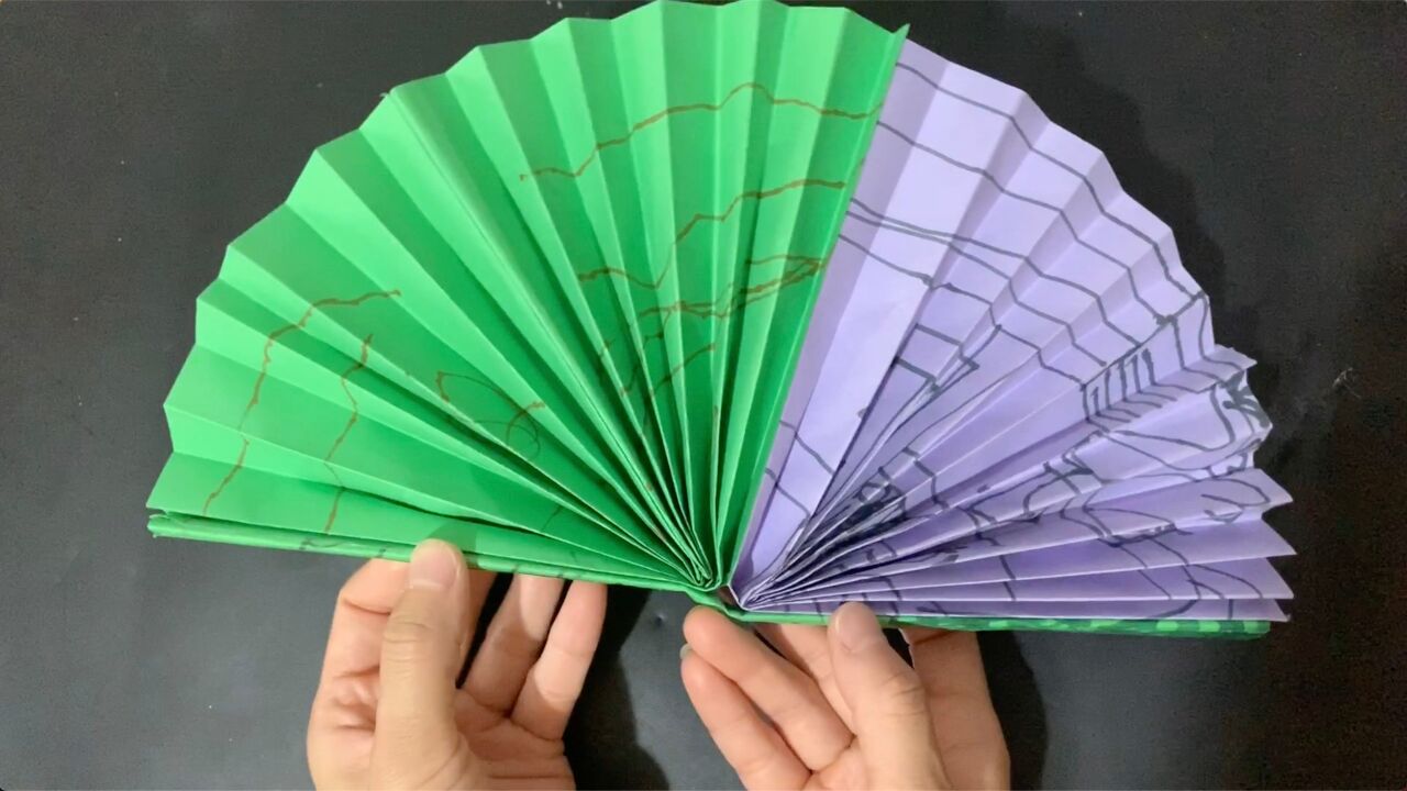 手工折纸:天气太热了,小姐姐用彩色纸自制双色扇子,超级好看