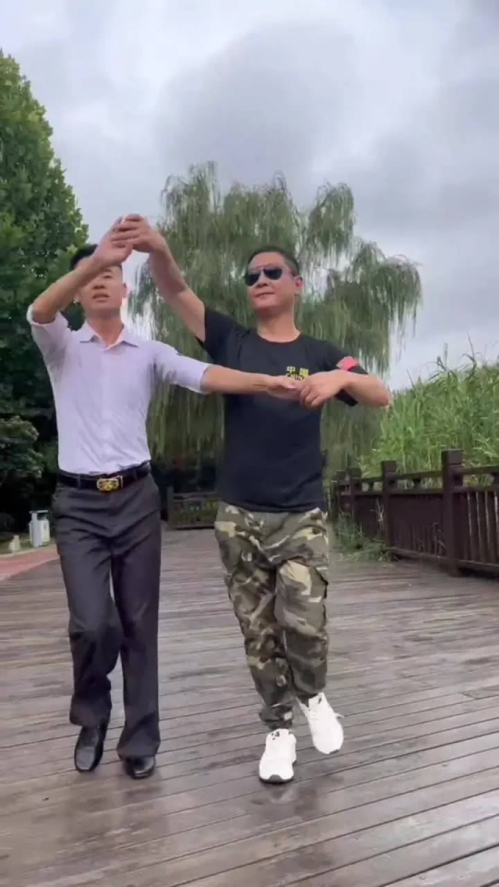 热门音乐#《北京平四》拉手舞#双人舞#交谊舞#广场舞#在一起开心就好