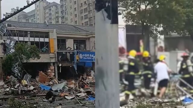 江苏省盐城市建湖县一店铺发生爆炸 现场:消防抬担架营救伤员