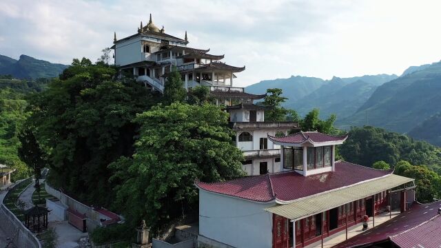 同登山庙初建于清道光二十四年,同治年间,进行大规模扩建,民国年间,数次维修,1987年后扩建为十二个殿堂.殿堂自下而上,依山势而造,上下绵延...