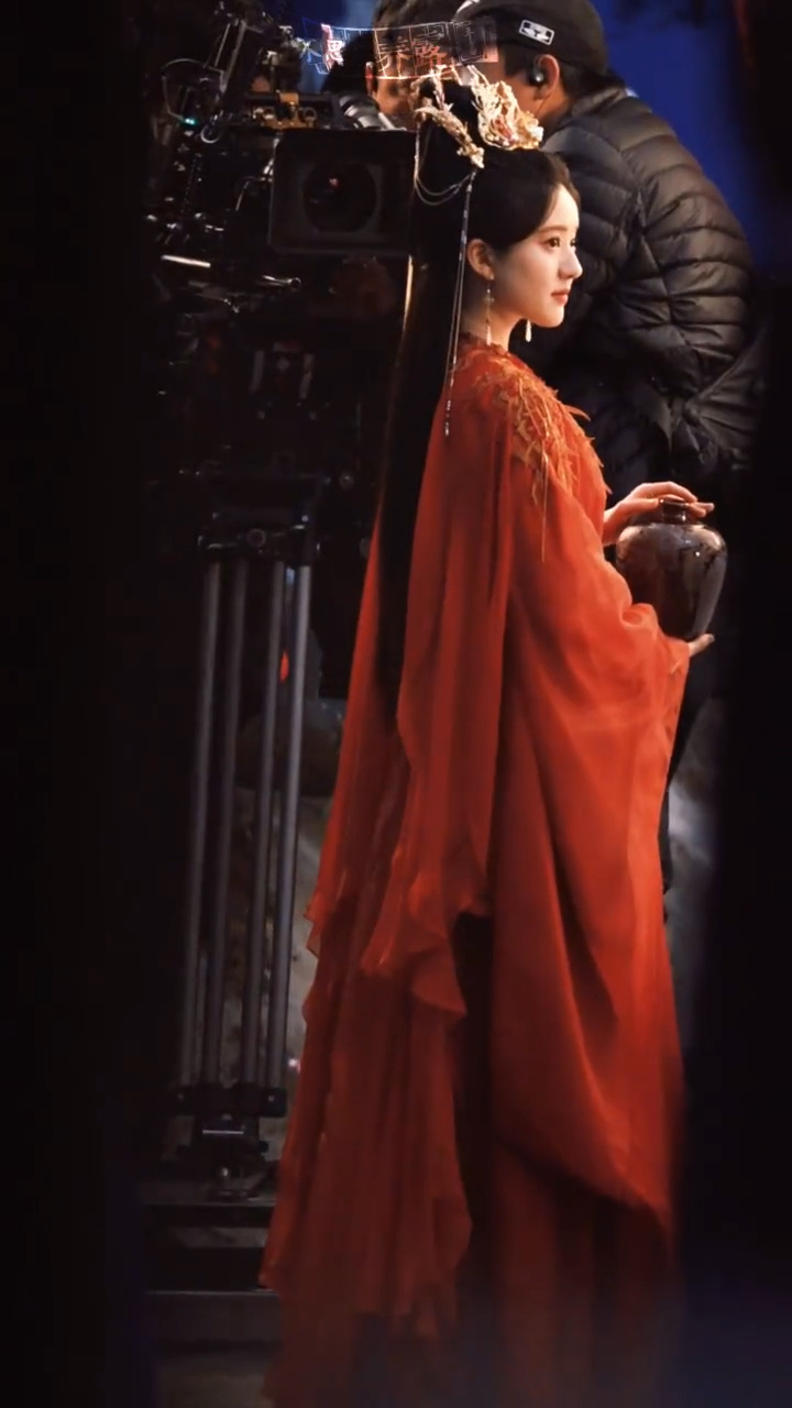 赵露思神隐红衣路透