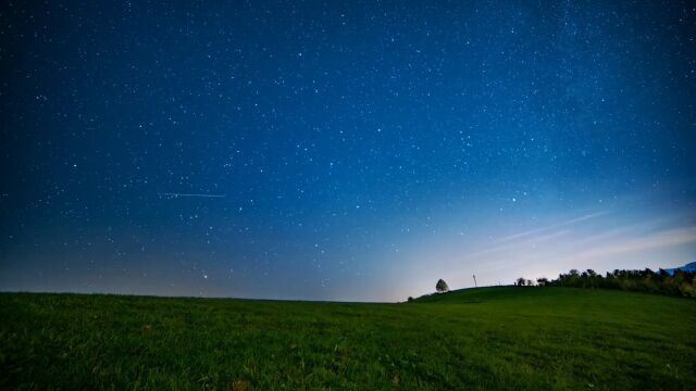 夜晚草原上美丽的星空