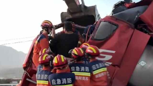 新疆库车半挂车撞上限高杆司机被困,多部门联合救援