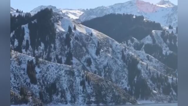 新疆阜康,天山天池银装素裹,吸引各地游客