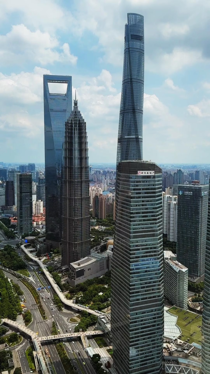 俯瞰上海陆家嘴三件套,环球金融中心,金茂大厦,上海中心大厦非常壮观