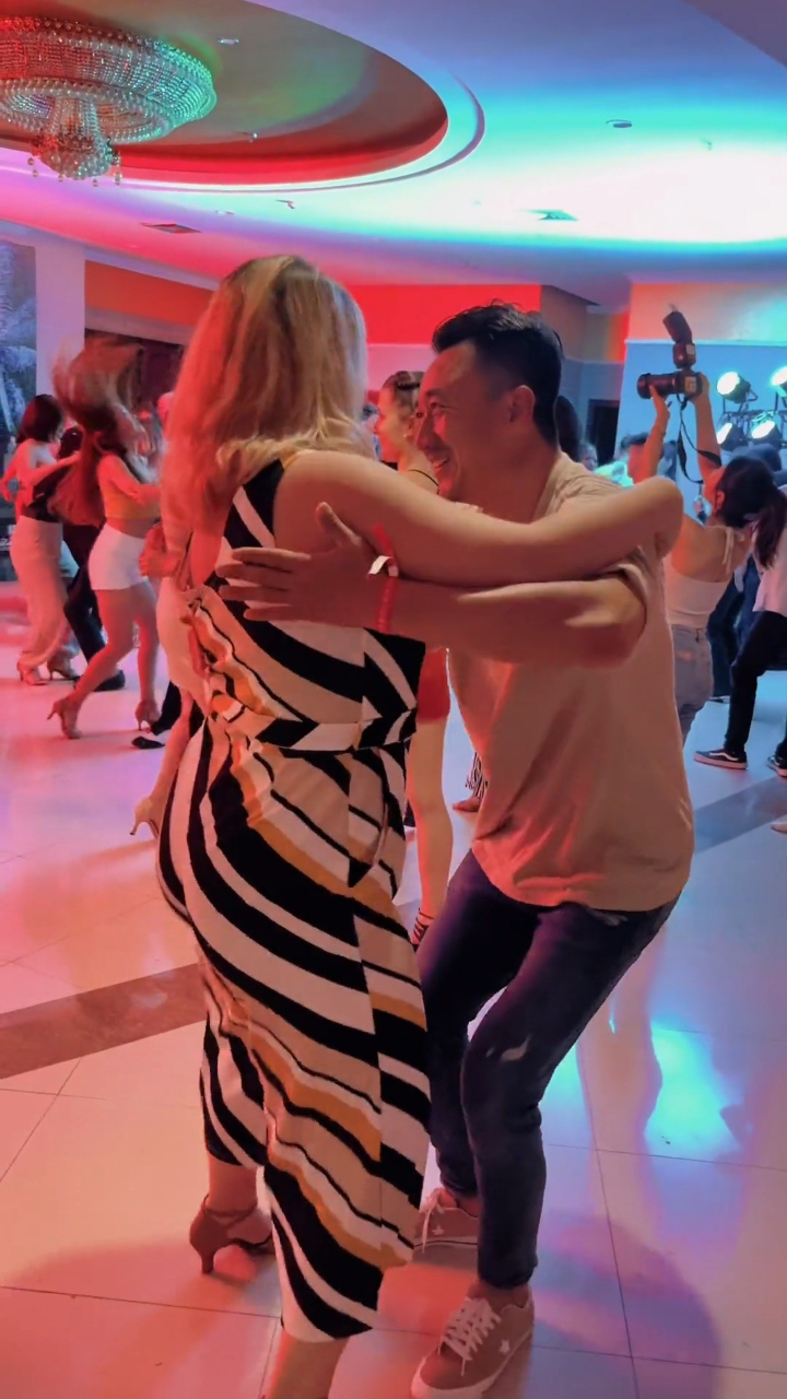 拉美舞蹈巴恰塔bachata,身材微胖的一样跳的很漂亮