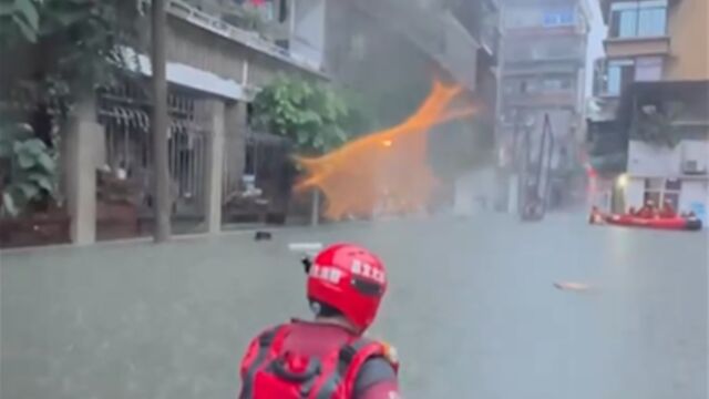 湖北宜昌强降雨致居民被困,消防员紧急救援