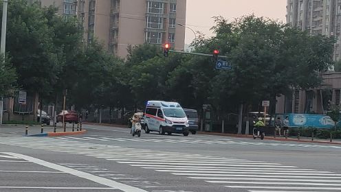 偶遇北京门头沟120救护车出警驶离急救站通过路口
