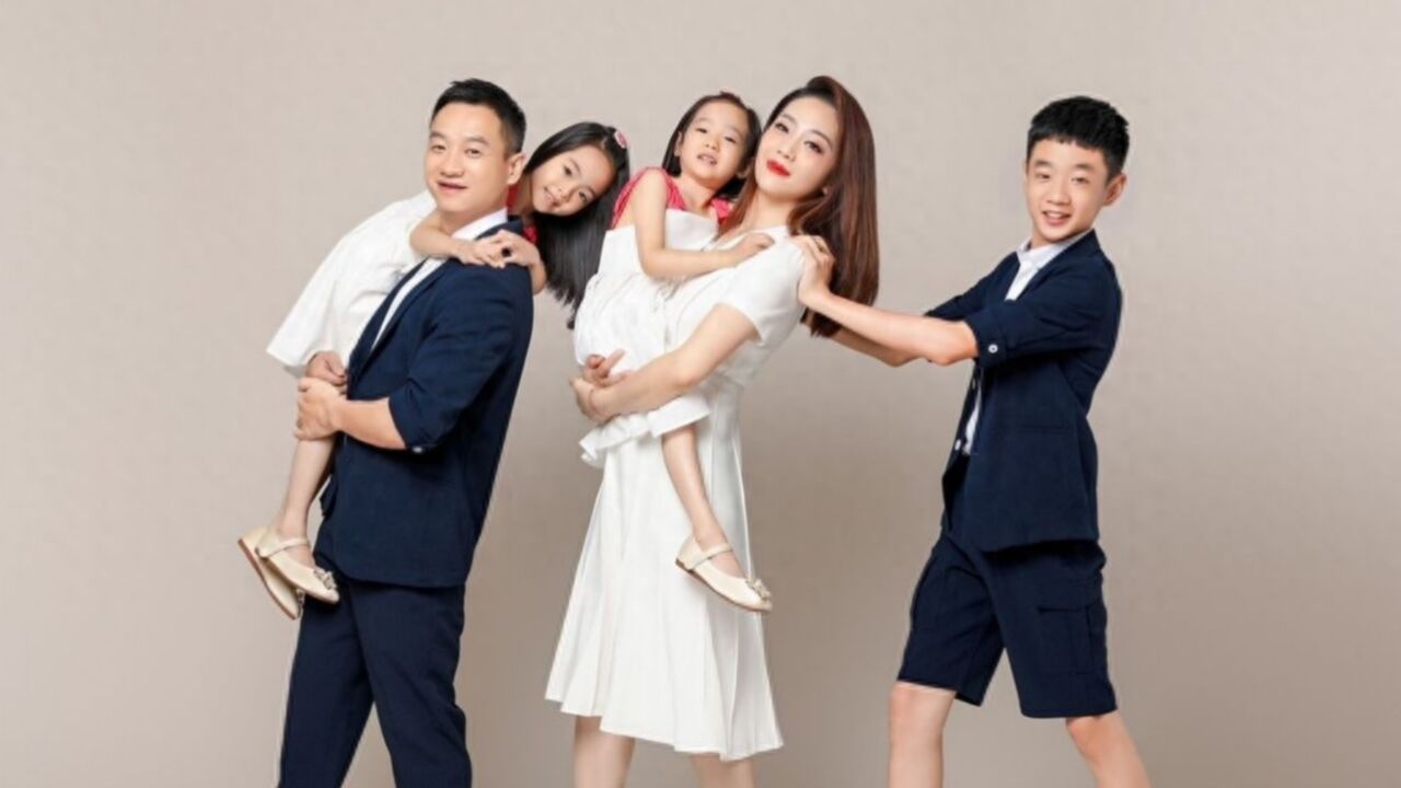 杨威送双胞胎女儿上学,眉清目秀超像爸,意外曝光豪宅内景