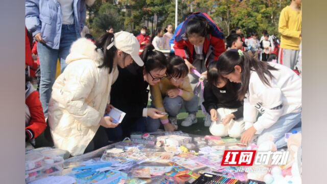 凿石小学开展“廉洁入童心”跳蚤市场活动