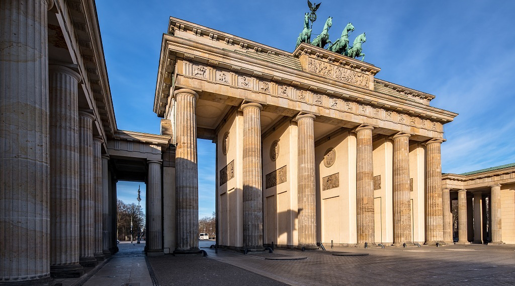 德国标志性建筑勃兰登堡门遭喷涂