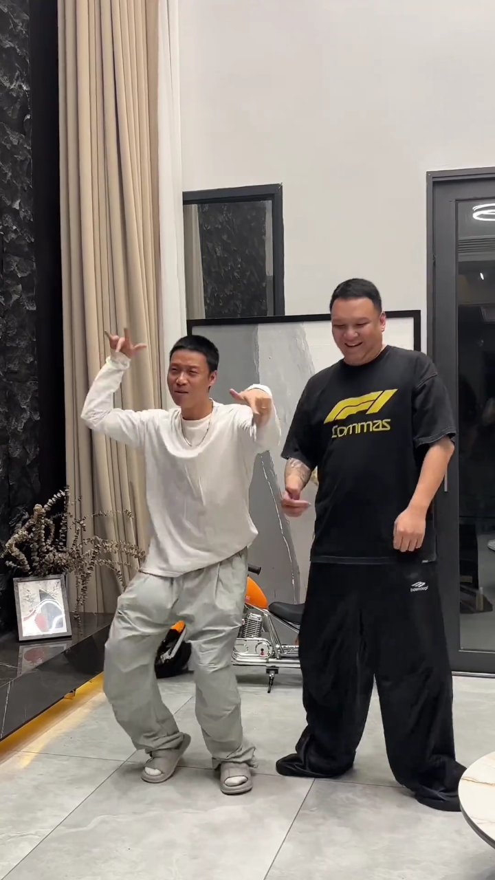 街舞大神肖杰和车澈导演一起跳科目三