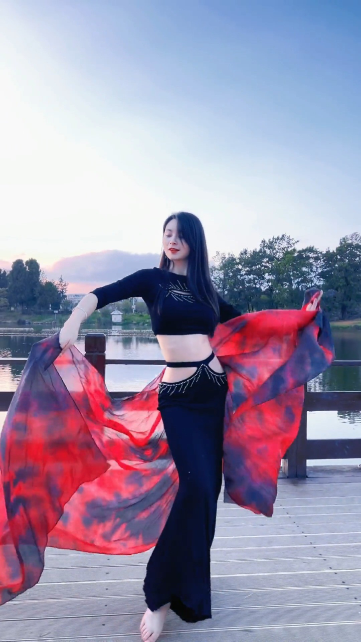 我们又不是很熟,你叫我美女就好了.#东方舞肚皮舞