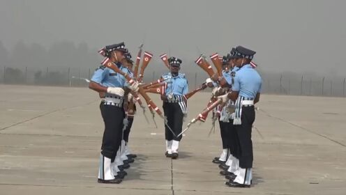 不同国家花枪表演,美国花枪表演接枪失误,中国仪仗女兵英姿飒爽_高清1080P在线观看平台_腾讯视频