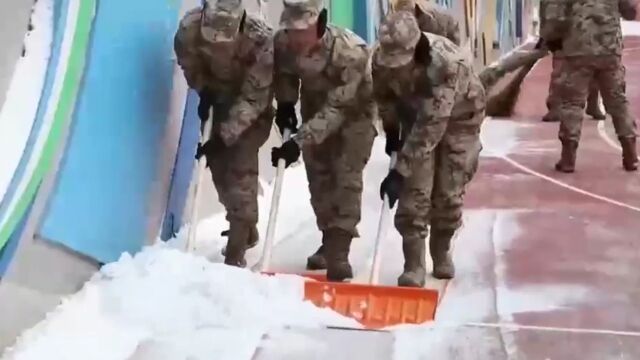 防范应对低温雨雪冰冻灾害,子弟兵清冰除雪,保障群众出行安全