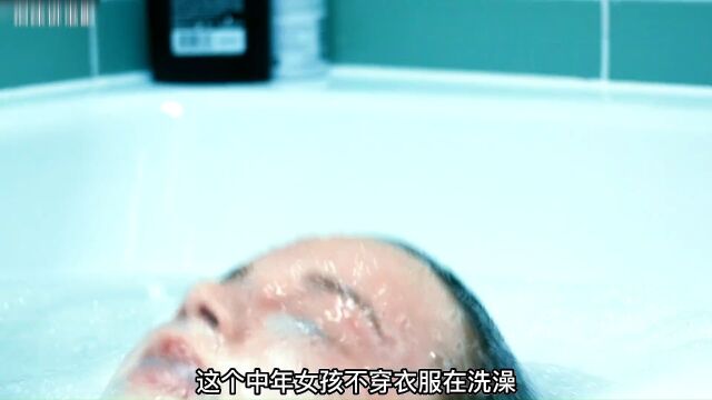 女孩喜欢生吃各种海鲜,美腿竟变成了鱼尾,#电影解说#惊悚片#电影推荐