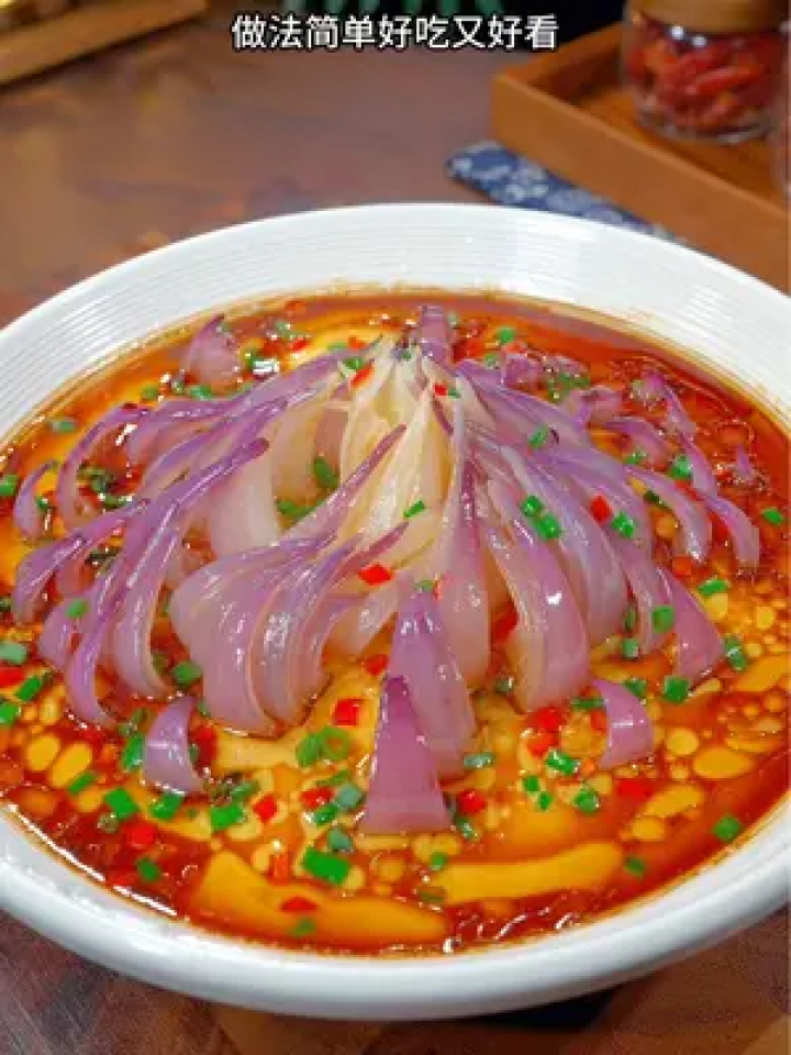 一个普通的洋葱和鸡蛋上锅蒸一蒸,出锅就是一道逢年过年必吃的美食