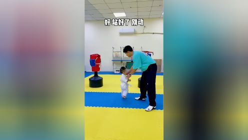 人类幼崽：17个月的小王子第一次练跆拳道~~