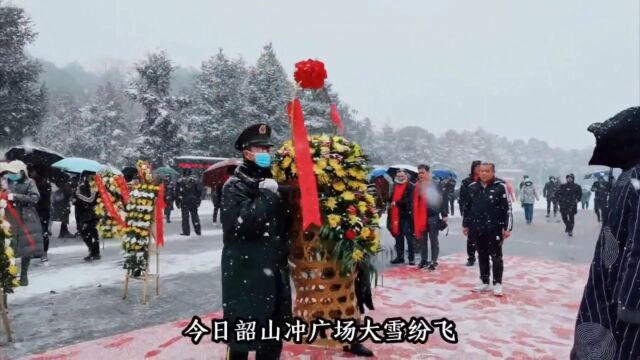 湖南韶山毛主席铜像广场.台湾企业家大雪中向毛主席敬献花篮.