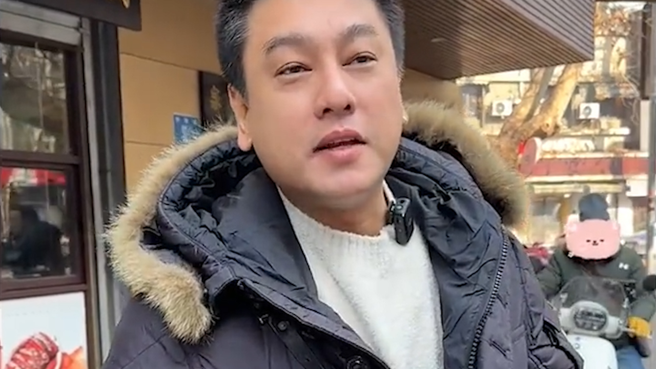 "f4"成员朱孝天打卡济南特色小吃,喝完甜沫吃把子肉直呼"硬核"