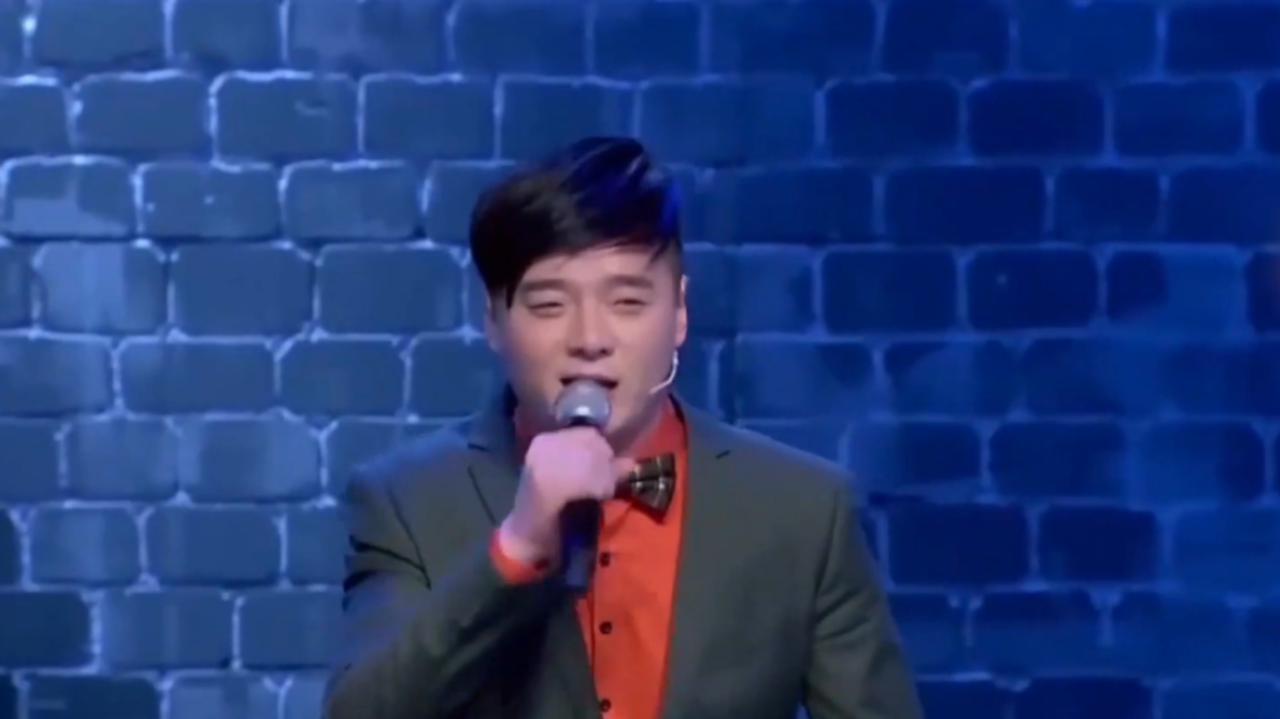 小品《二人转》,崔大笨爆笑模仿大鹏吃面,观众笑得东倒西歪